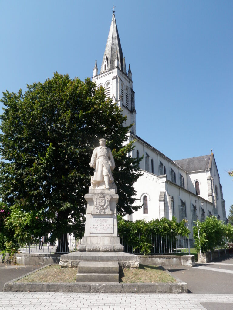 Église Saint-Marie Madeleine et monument aux Morts de Saint-Palais (crédit photo : Angelsansailes CC BY-SA 3.0)