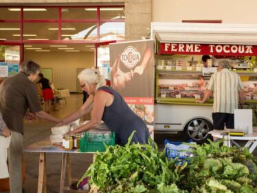 Le marché hebdomadaire de Saint-Palais se déroule tous les vendredis matins. La photo montre une maraîchaire en train de tenir son stand.
