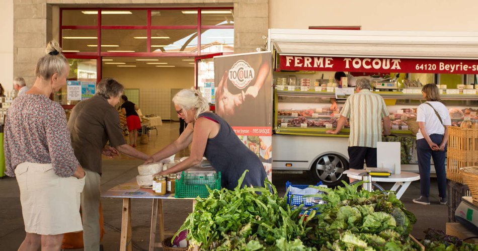 Le marché hebdomadaire de Saint-Palais se déroule tous les vendredis matins. La photo montre une maraîchaire en train de tenir son stand.